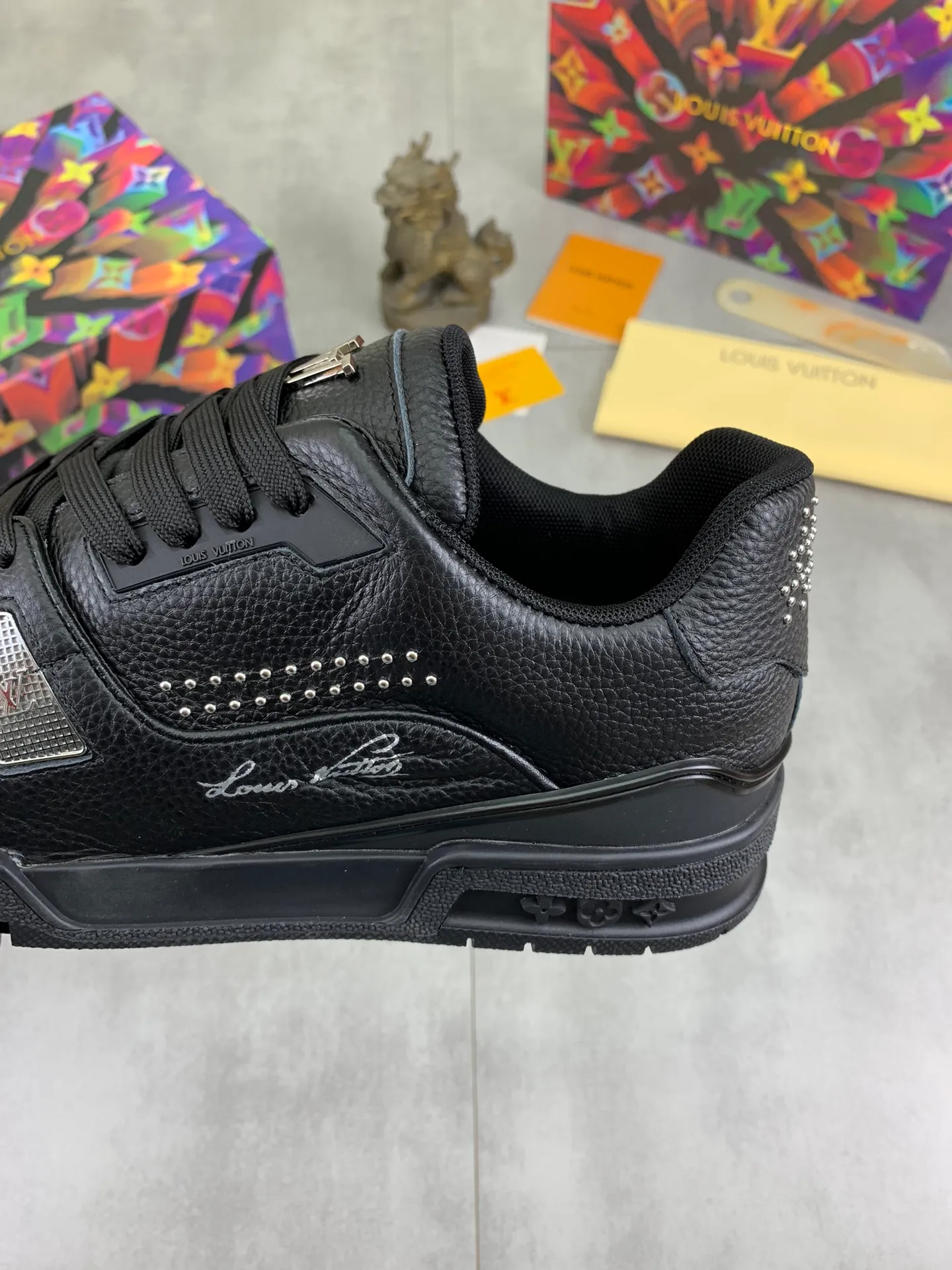 Men's shoes 💰P600 New style 💰💎💎Latest color High version 2025Louis*Vuitto* LV Traine Catwalk TRAINER outsole and fabric private model A shoe that definitely costs a lot of money and effort. This series was designed after the arrival of Vifgil. It is favored by many fans every season. Original TPU outsole Original packaging Men's size: 38-45 (46 can be customized) Color: black and white optional (available from stock, super fast delivery)
